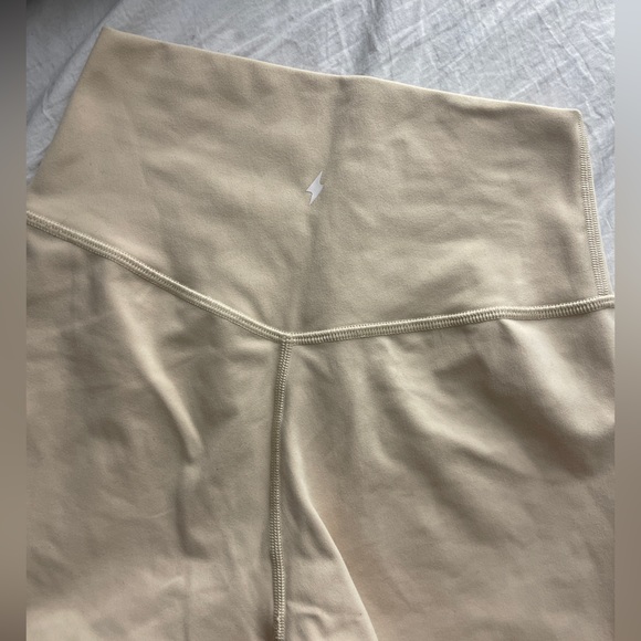 Azur Fit classic fit biker shorts in cream - Picture 2 of 4